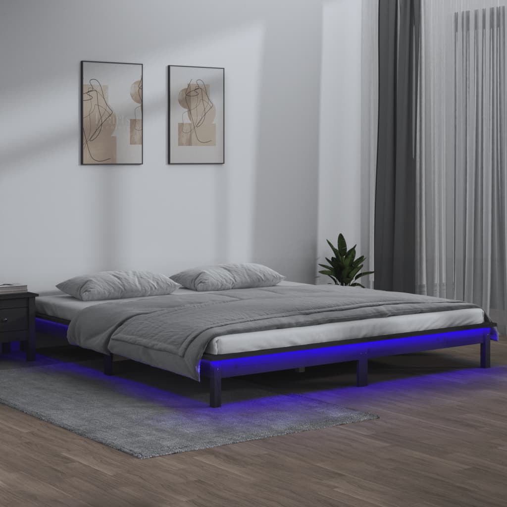 vidaXL kétszemélyes szürke tömör fa LED-es ágykeret 135 x 190 cm